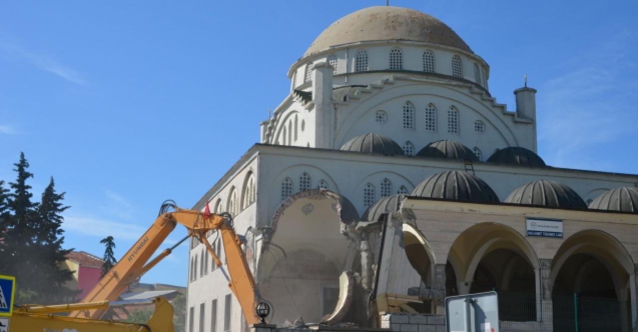 Hasarlı caminin yıkımına başlandı