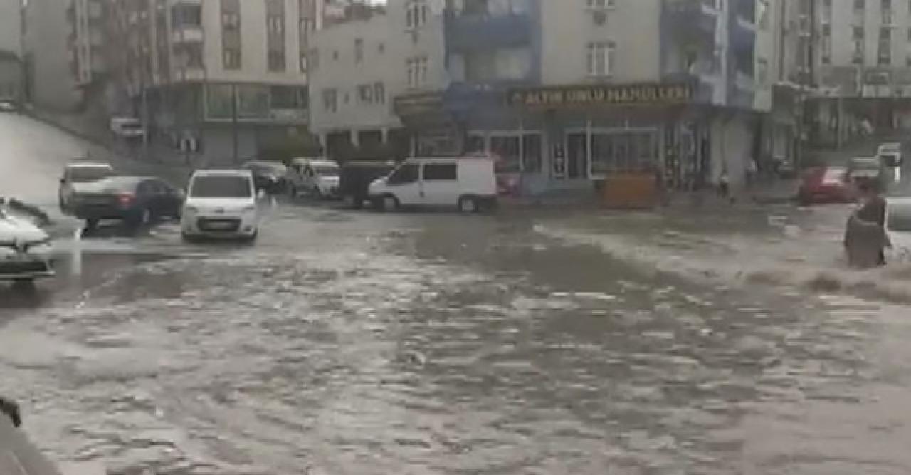 Arnavutköy'ü sağanak vurdu! Yollar göle döndü