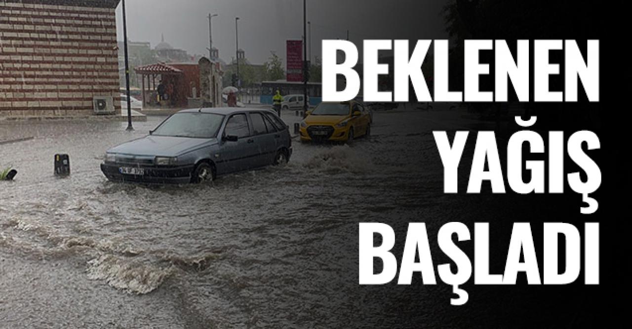 İstanbul'da yağmur başladı, yollar göle döndü