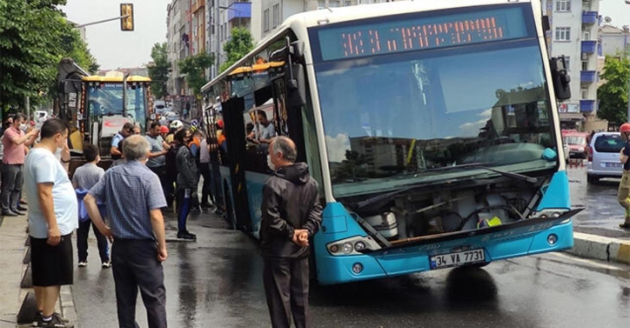 Bağcılar'da yol çöktü; otobüsün lastiği çukura düştü