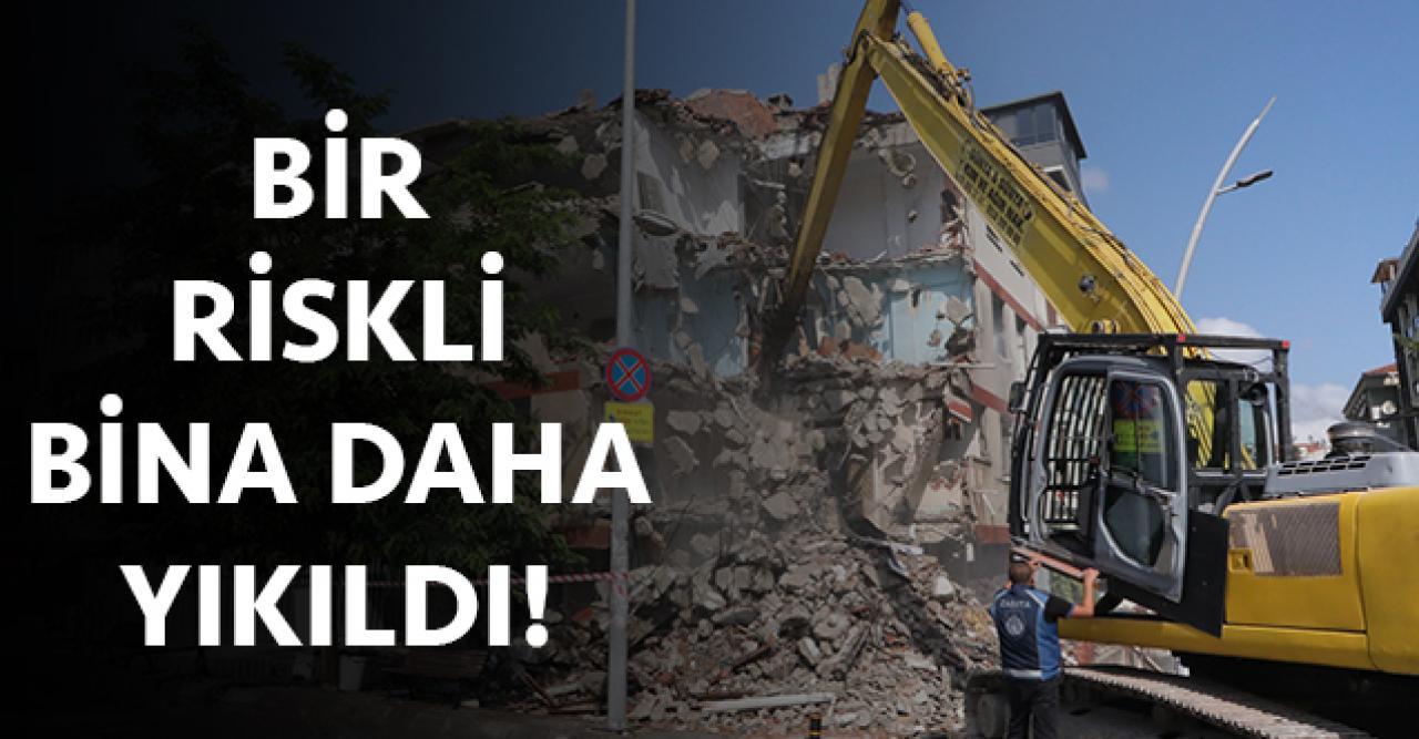 Büyükçekmece'de bir riskli bina daha yıkıldı