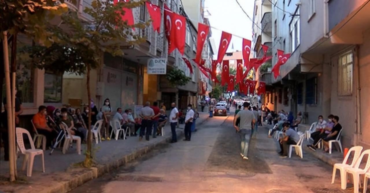 Bağcılar'da şehit olan polisin sokağına Türk Bayrağı asıldı