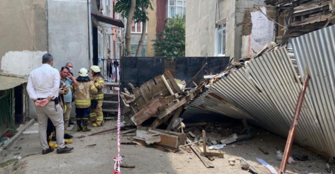 Üsküdar'da 2 katlı ahşap binada çökme