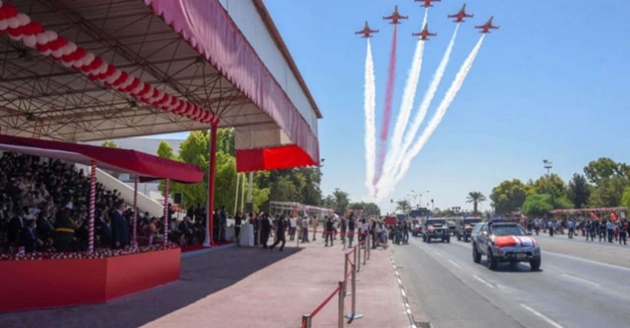 Türk Yıldızları'ndan KKTC'de gösteri uçuşu