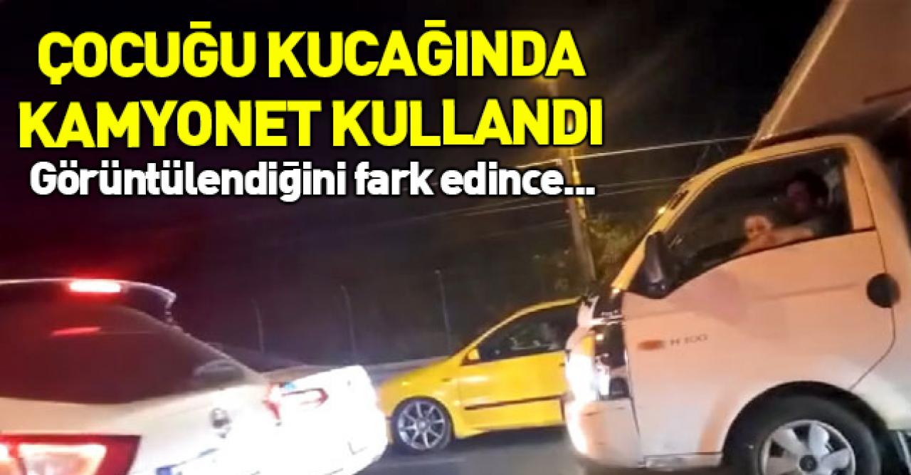 Kucağında çocukla kamyonet kullandı! Görüntülendiğini fark edince...