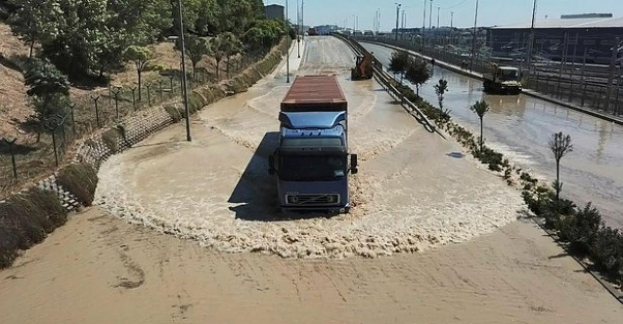 Halkalı'da su borusu patladı; cadde göle döndü