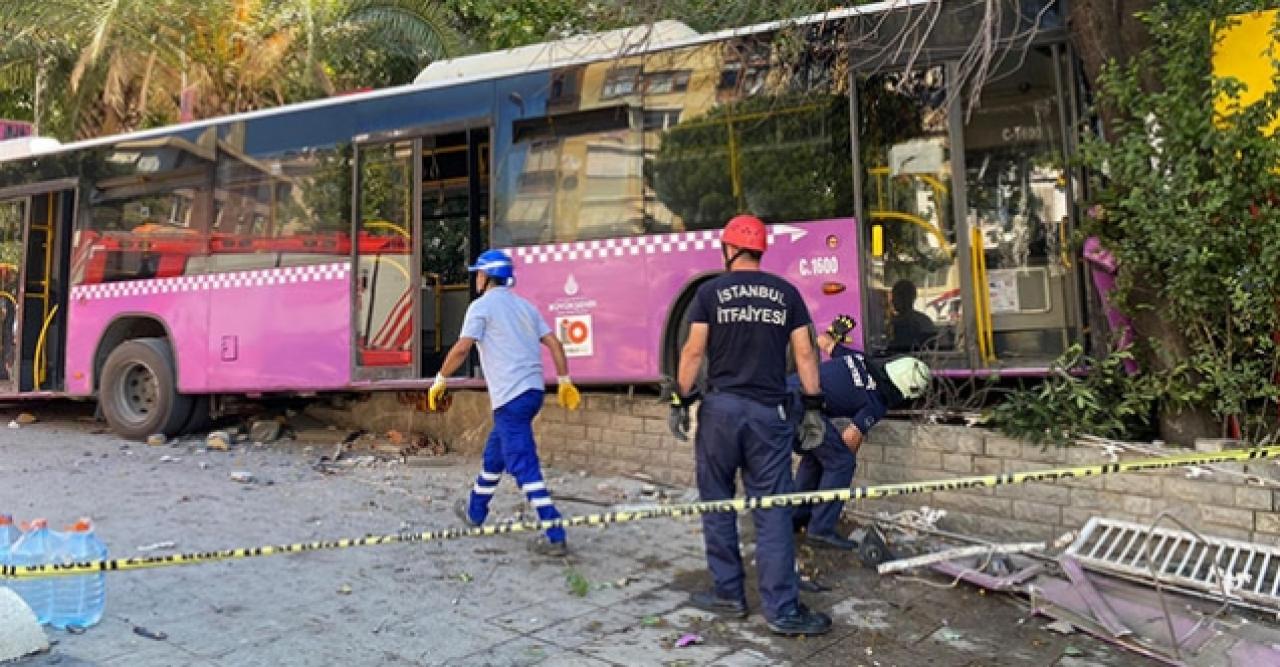 Kadıköy'de İETT otobüsü kaza yaptı: 4 yaralı