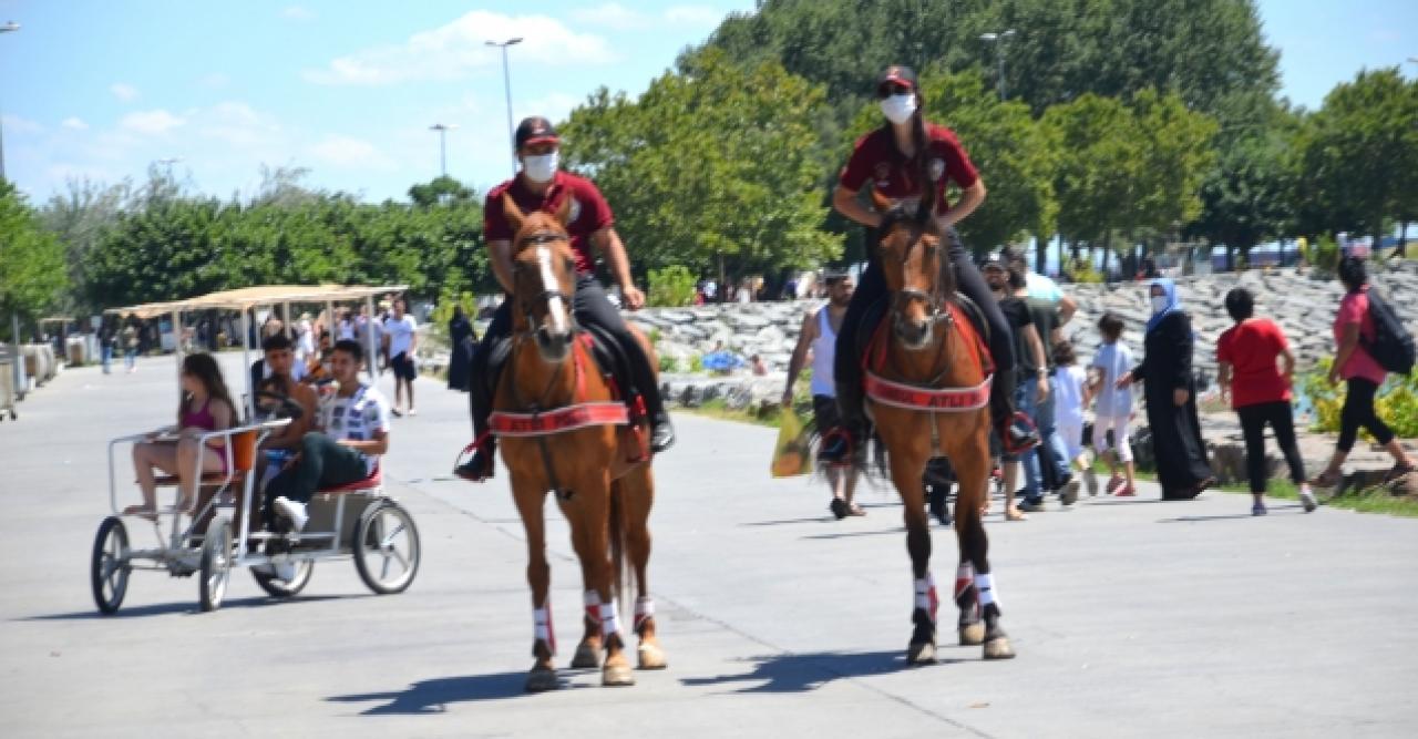 Atlı polisler devriye attı