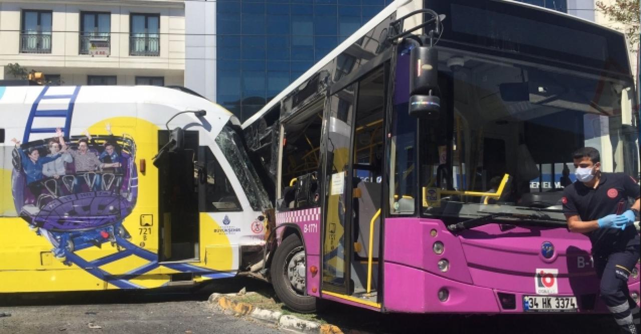 Tramvay dönüş yapmakta olan halk otobüsüne çarptı: Yaralılar var