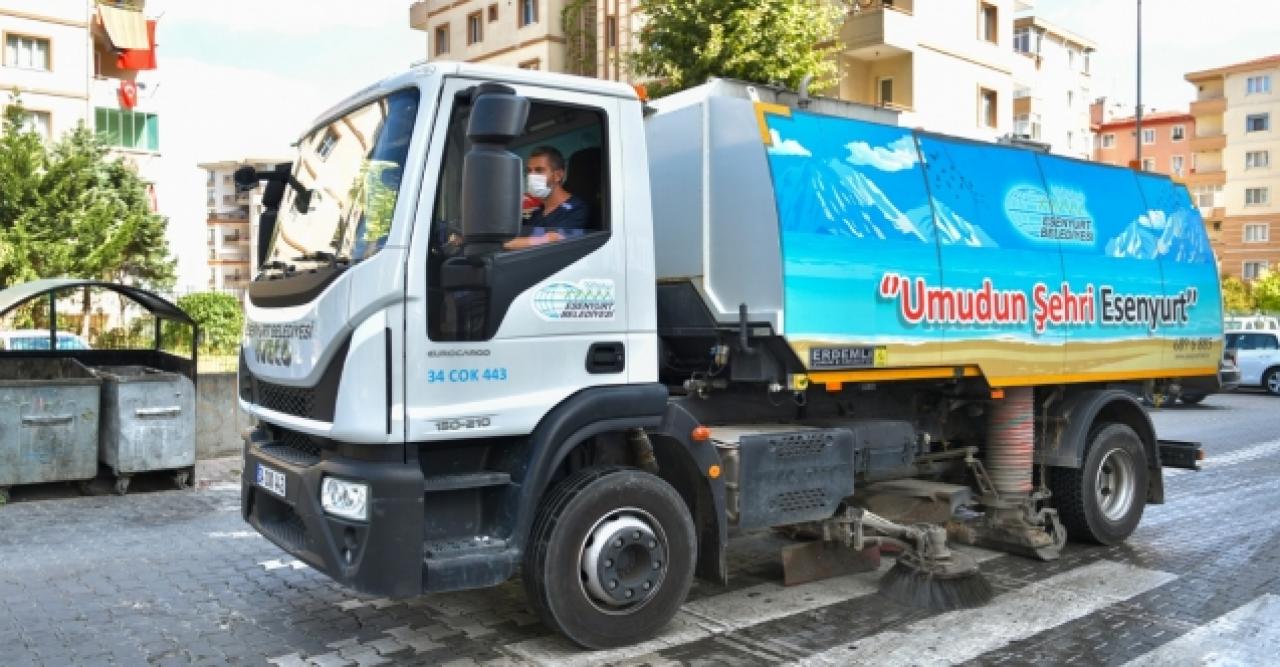 Esenyurt'ta sokak ve caddeler yıkanarak dezenfekte ediliyor