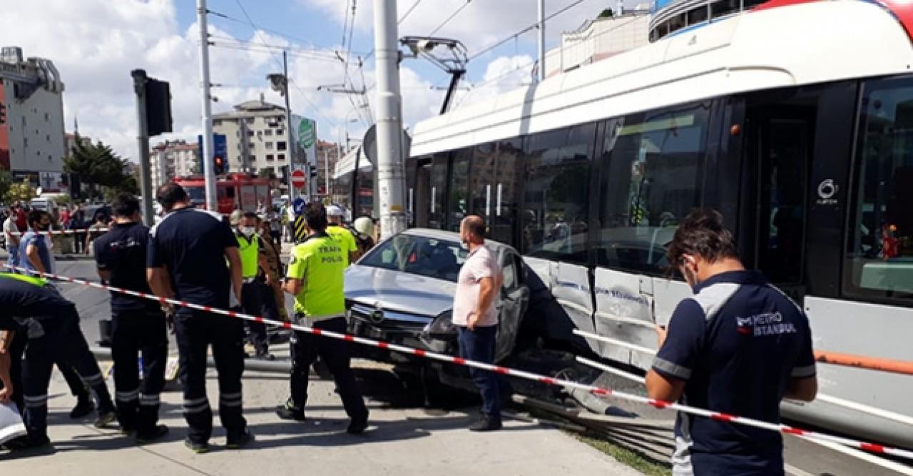 Güngören'de tramvayla otomobil çarpıştı