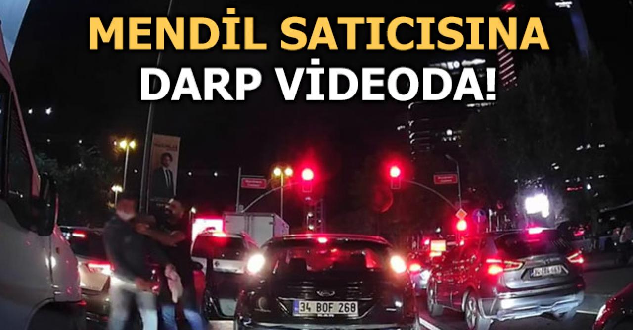 Kırmızı ışıkta mendil satan satıcıya darp!