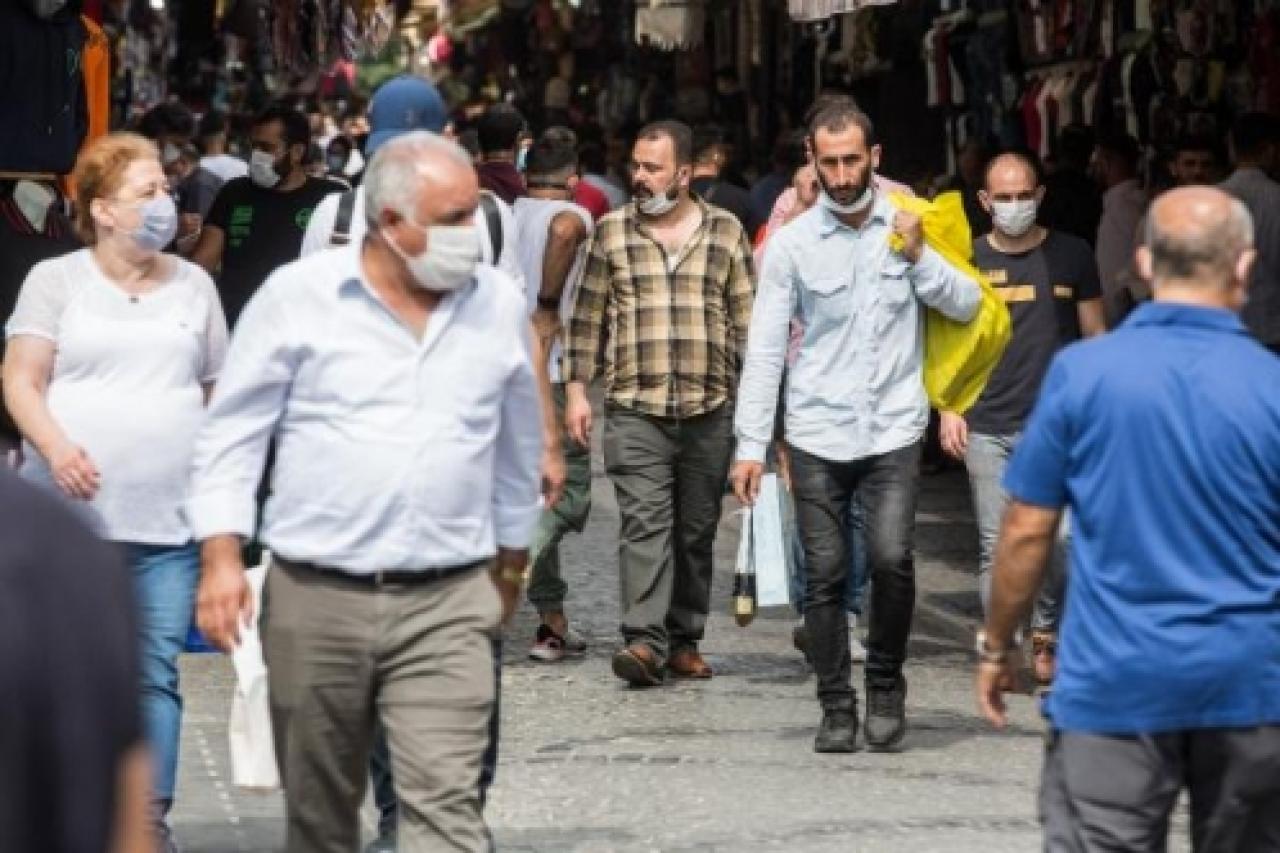 Beyazıt'ta maske ve sosyal mesafe kuralı unutuldu