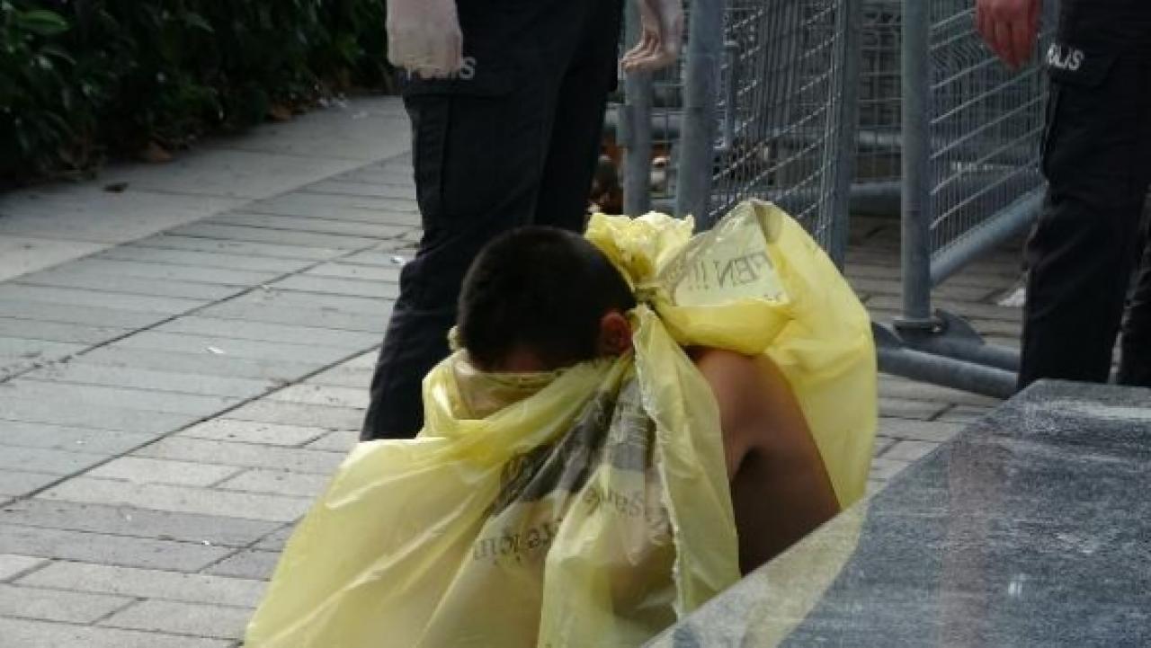 Taksim Meydanı'nda çıplak kadın şoku