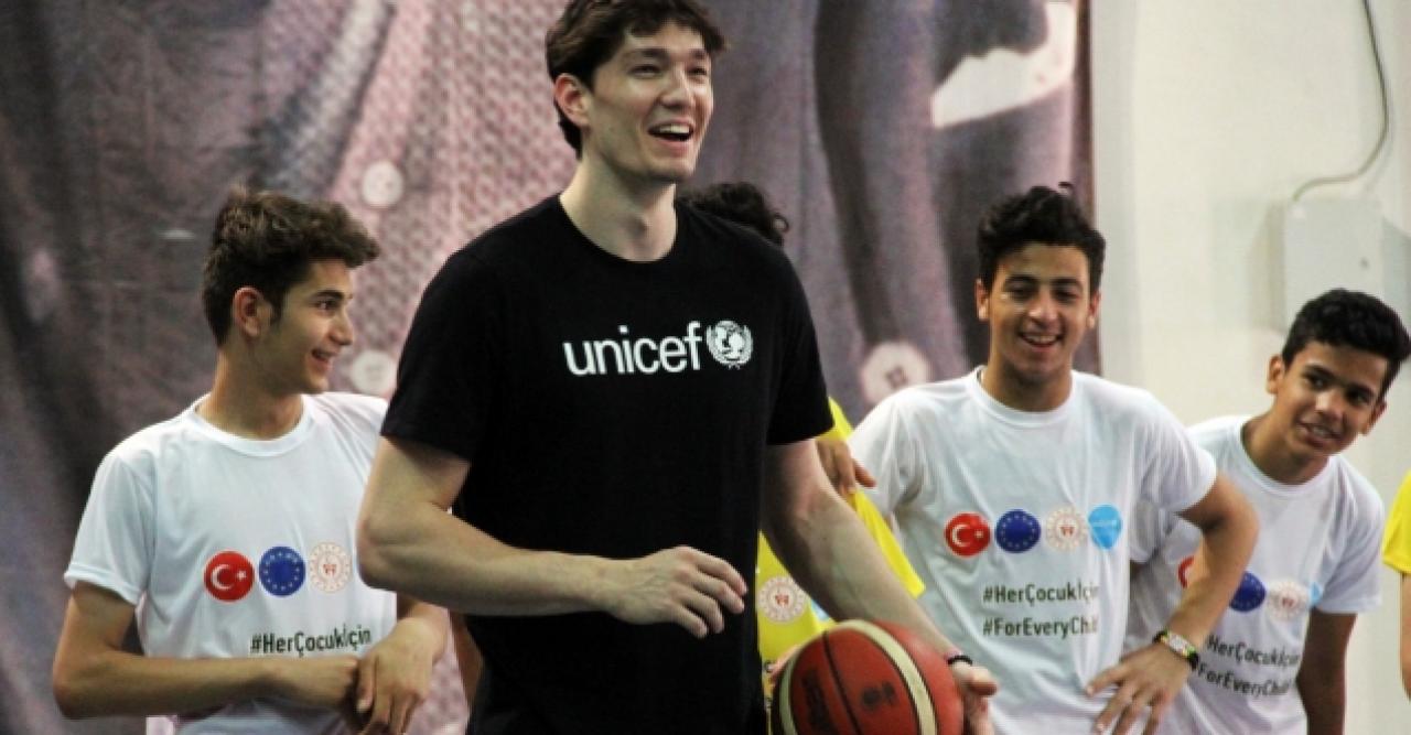 UNICEF'in 'Ulusal İyi Niyet Elçisi' Cedi Osman oldu