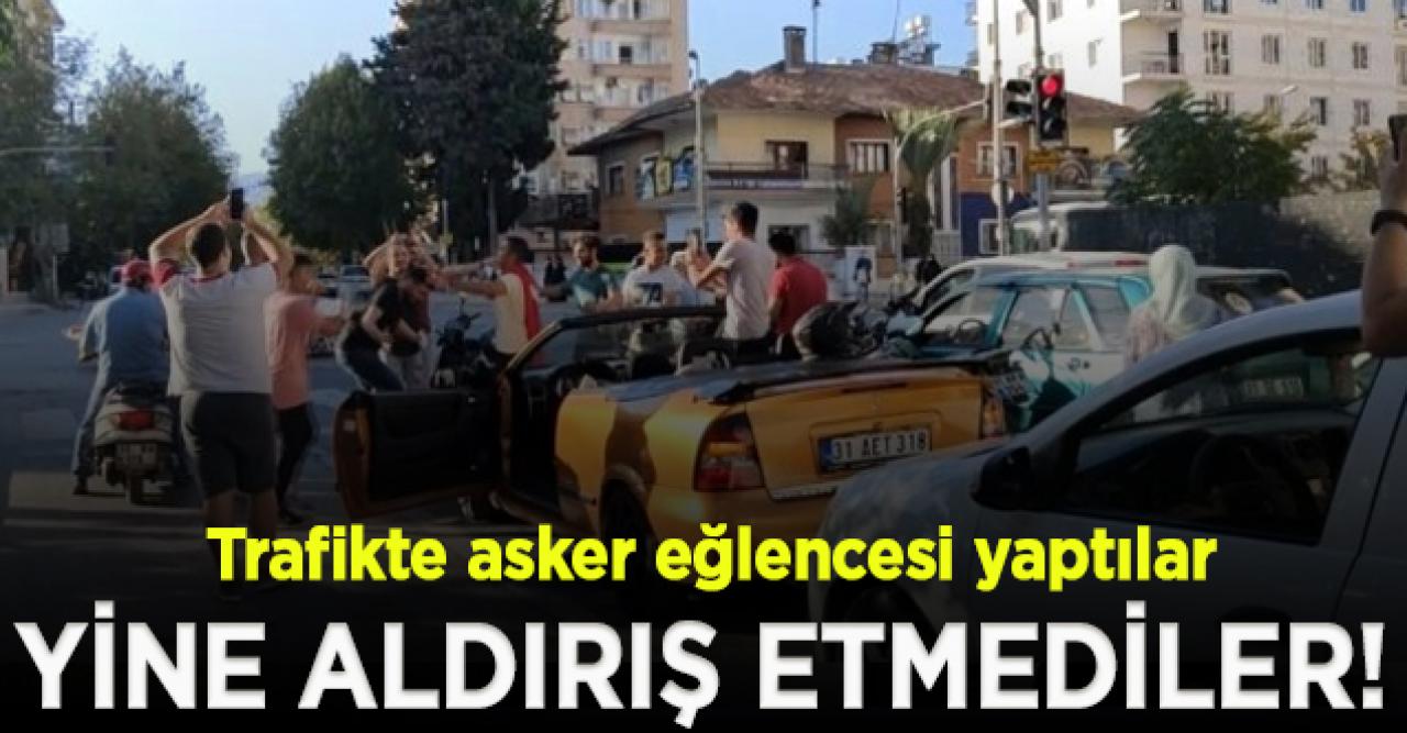 Yolu kapatıp trafikte asker eğlencesi yaptılar!