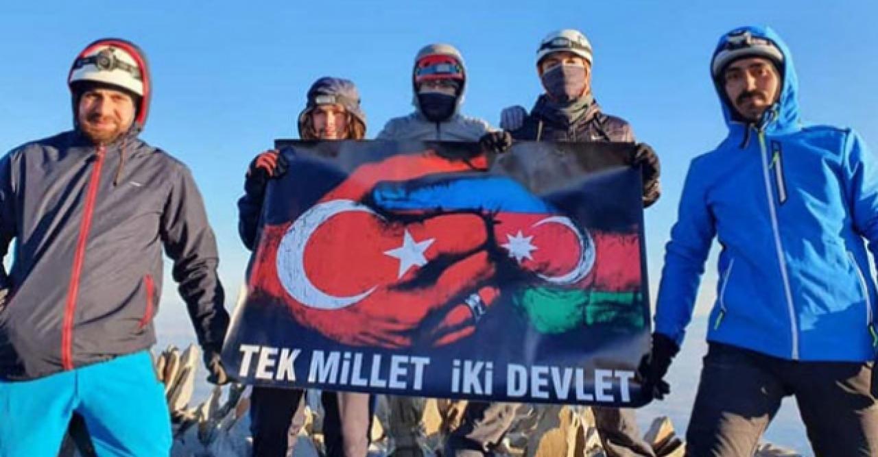 Kayseri'de 12 dağcı, Azerbaycan'a destek için Erciyes Dağı'na tırmandı