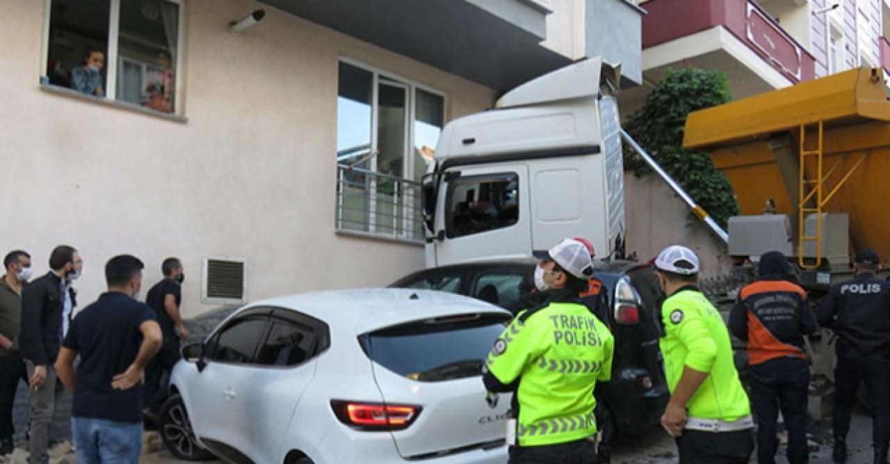 Maltepe'de hafriyat yüklü kamyon binaya çarptı: 1 yaralı