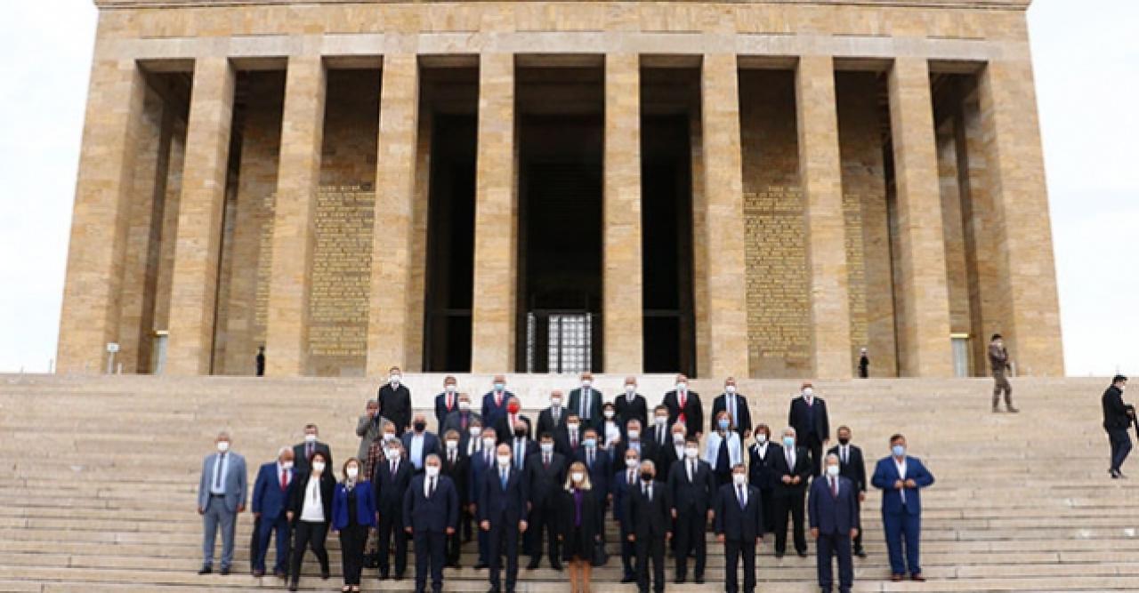 Bakan Soylu, muhtarlarla birlikte Anıtkabir'i ziyaret etti