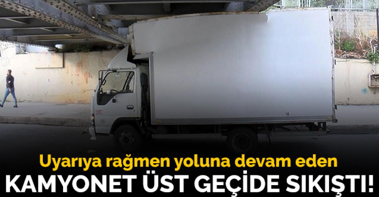 Fatih'te kamyon üst geçide sıkıştı