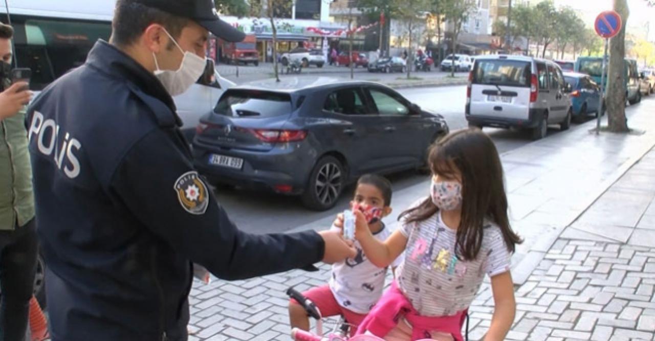 Ataşehir'de maske denetimi; Maskeli çocuklara şeker dağıtıldı