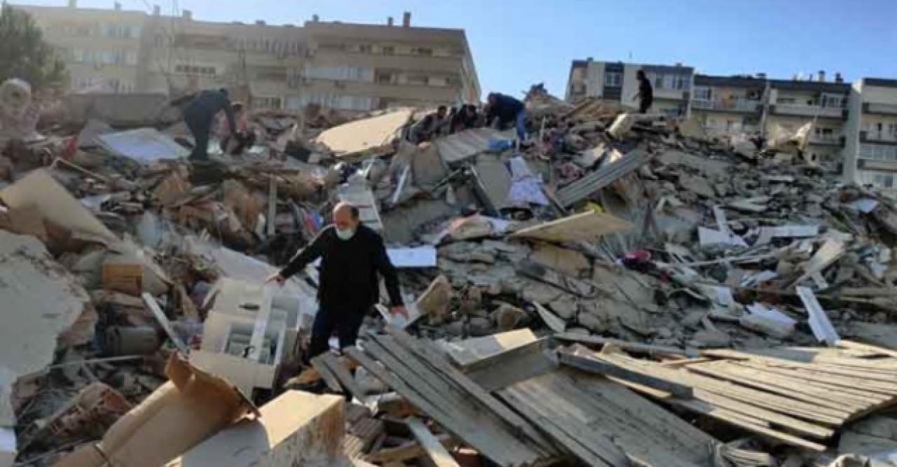 İzmir'in Bayraklı ilçesi 1593 Sokak'ta deprem nedeniyle yıkılan binanın enkazından 3 kişi yaralı çıkarıldı.