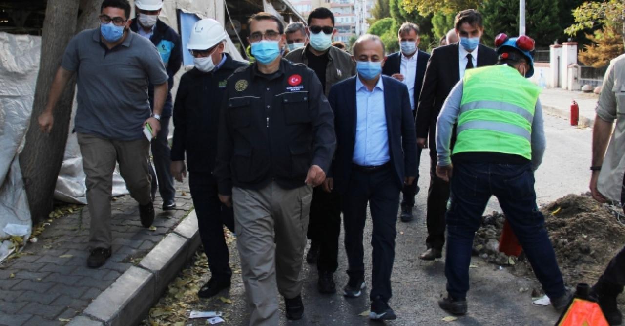 Bakan Dönmez: İzmir'de elektrik ve doğal gaz verilmeyen bina kalmadı