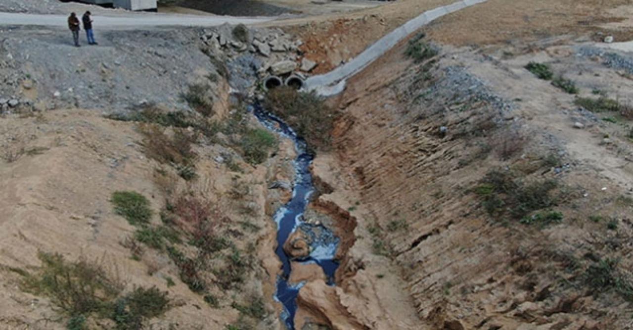 Sultangazi'de mavi akan dere: Kot yıkama atölyesi mühürlendi