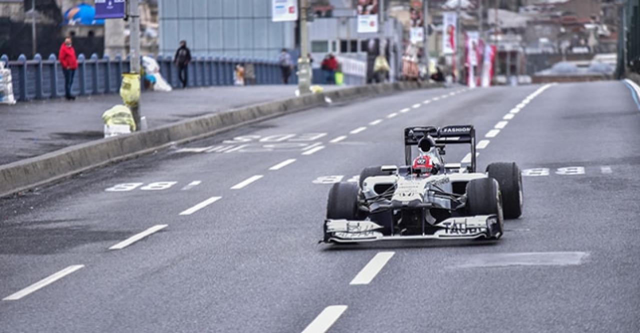 İstanbul'un tarihi yerlerinde Formula 1 araçları tur atıyor