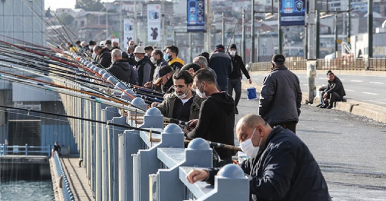 Olta balıkçıları Galata Köprüsü'ne akın etti, önlemler hiçe sayıldı