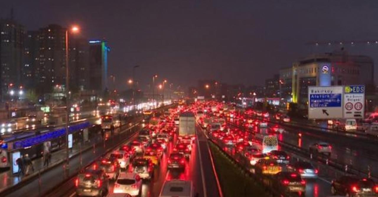 İstanbul'da 18.30 itibarıyla trafik yoğunluğu yüzde 72'ye ulaştı