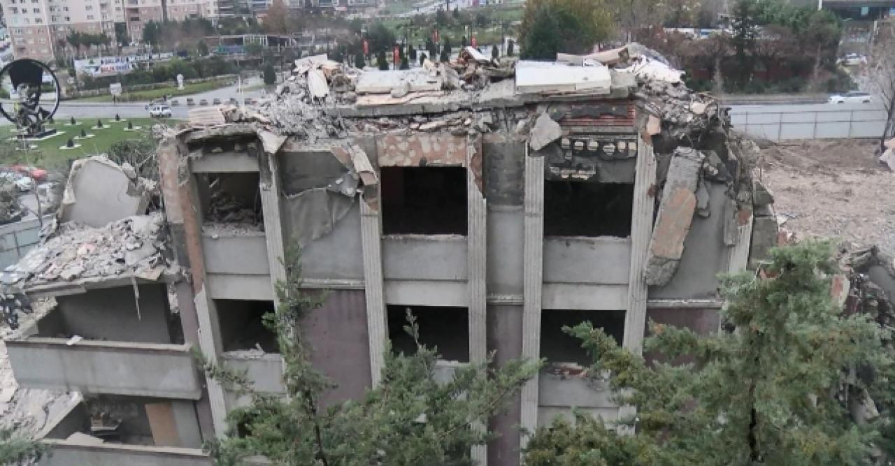 Beylikdüzü'nde kontrollü yıkımda binanın bir kısmı çöktü, yan binanın camları kırıldı