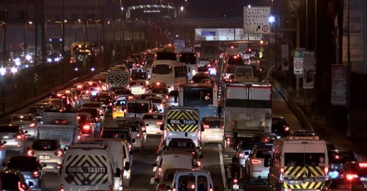 İstanbul'da hafta sonu kısıtlaması öncesi trafik yoğunluğu