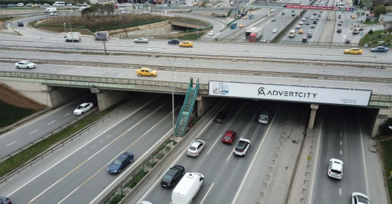 Göztepe Köprüsü'nden D-100 Karayolu'na inen merdiven görenleri şaşkına çeviriyor