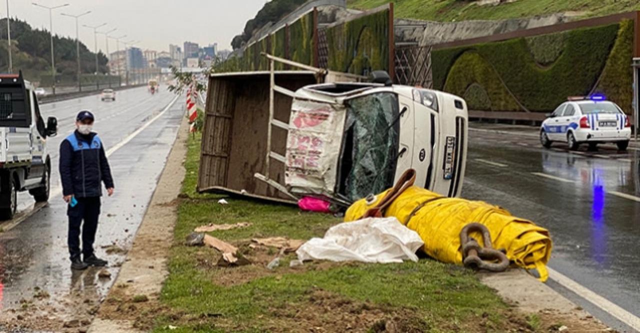 Maltepe D-100 Karayolu'nda kamyonet devrildi