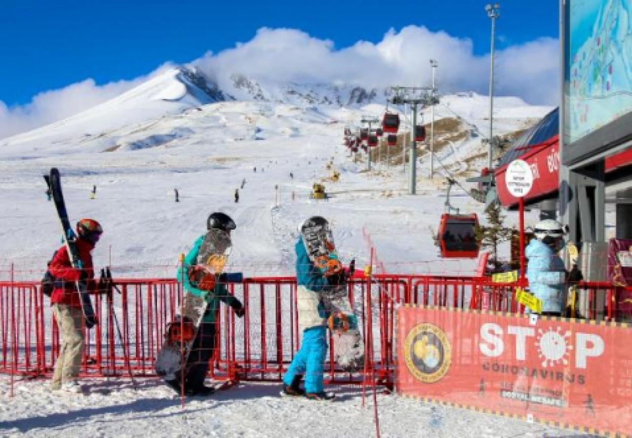 Erciyes Kayak Merkezi'nde yeni yıl öncesi turist yoğunluğu