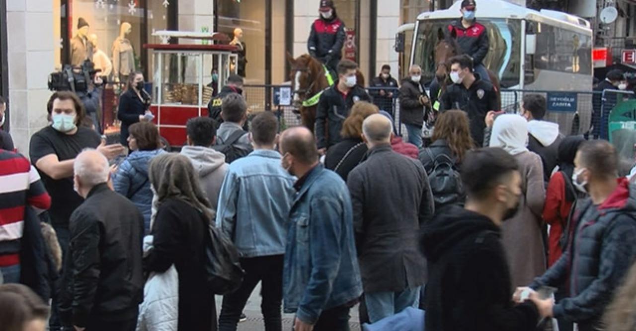 Taksim'de atlı polislere yoğun ilgi