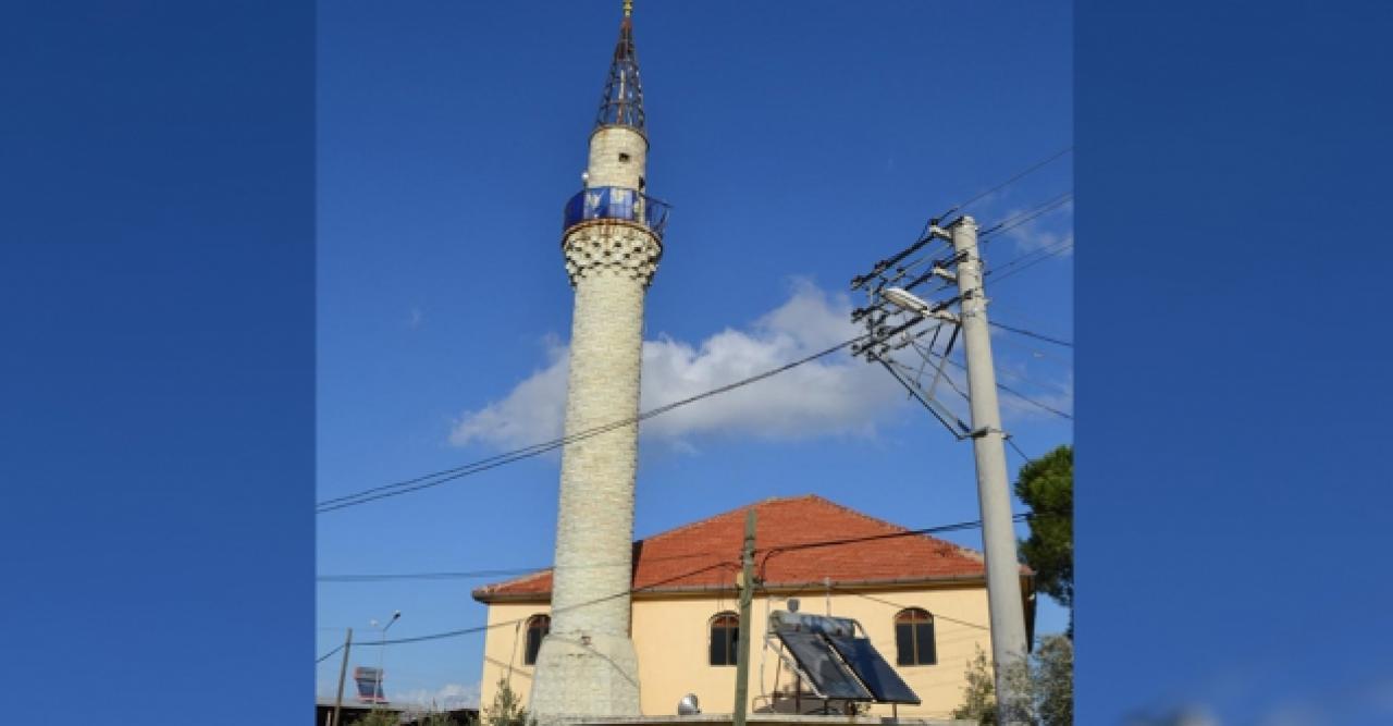 Minaresine yıldırım isabet eden cami ibadete kapatıldı