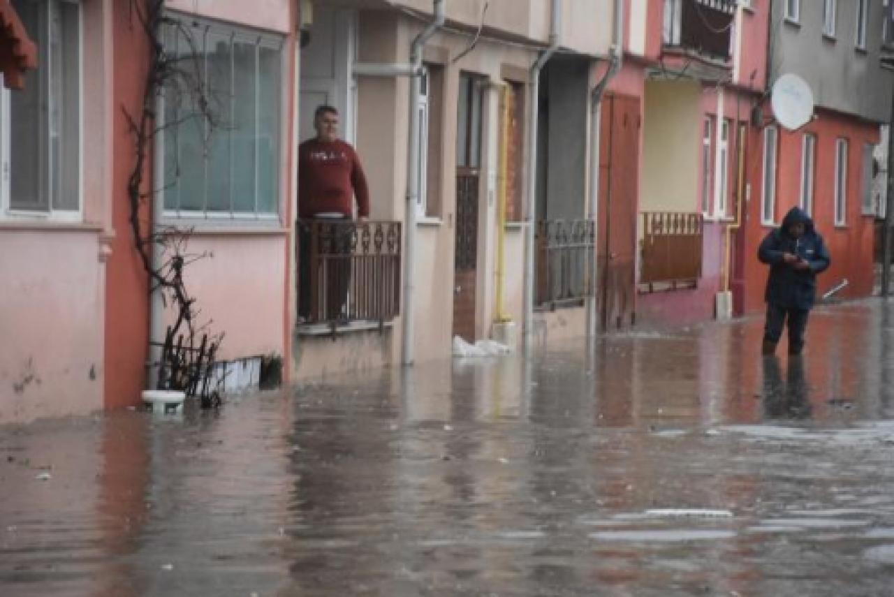 Edirne'de cadde ve sokaklar göle döndü