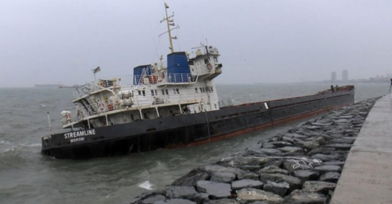 Zeytinburnu'nda karaya oturan gemi kurtarılmayı bekliyor