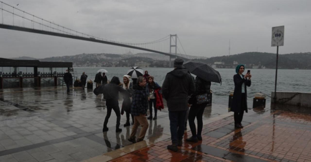 Ortaköy'de yağmura rağmen turist yoğunluğu