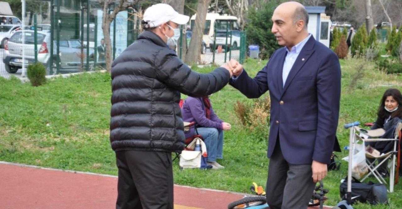 Doktor başkan maske takmıyor!