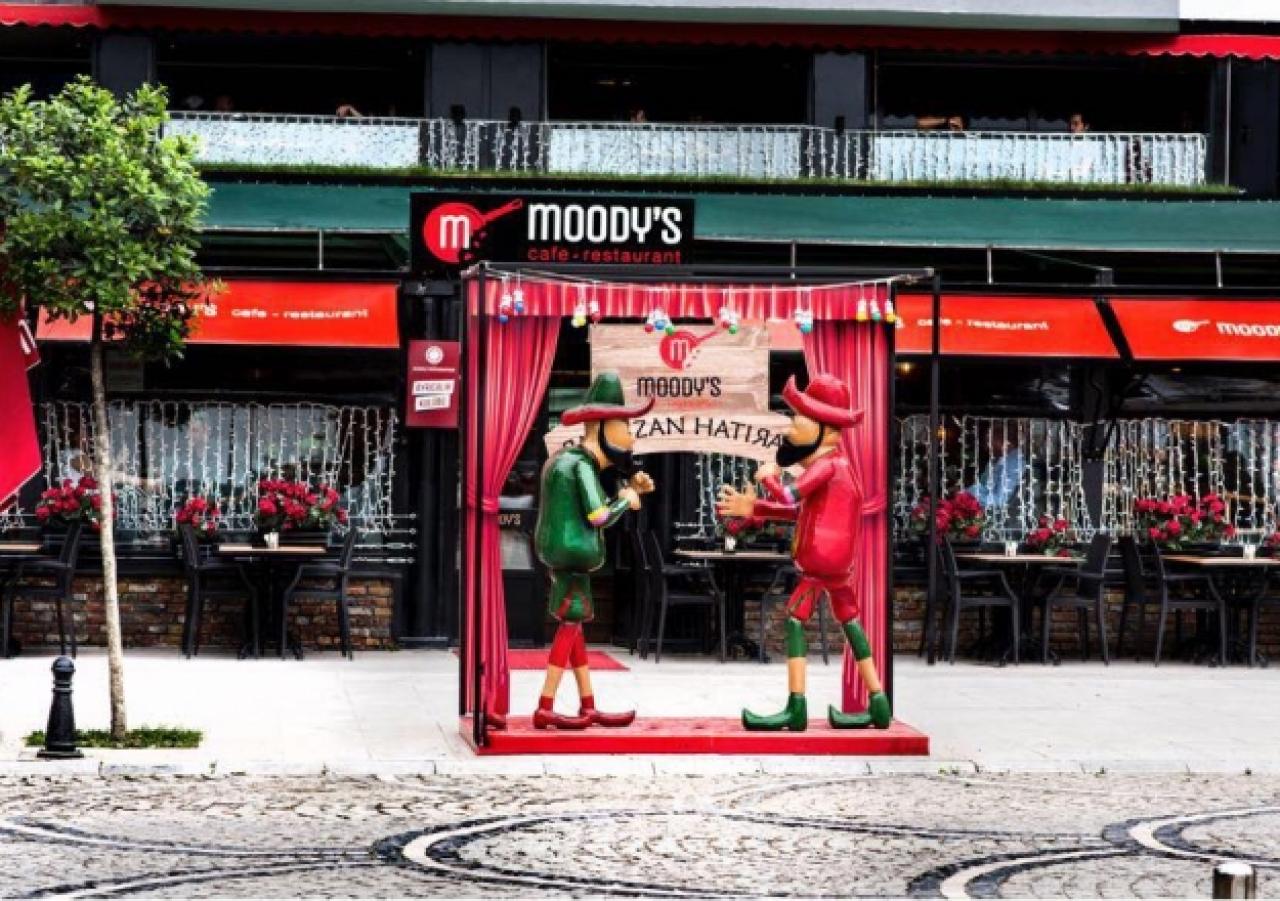 Moody's Cafe'de Hacivat ve Karagöz sürprizi