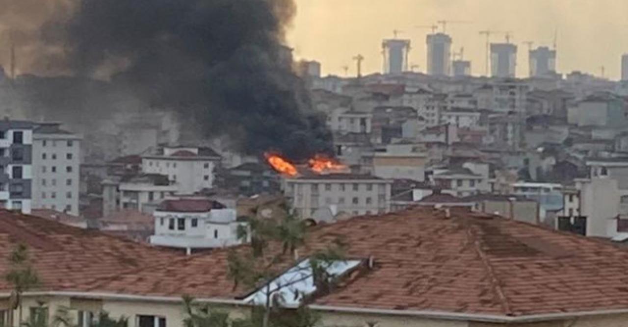 Ümraniye'de binanın çatısı alev aldı