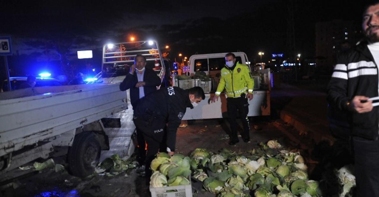 Kaza nedeniyle yola savrulan lahanaları polis topladı