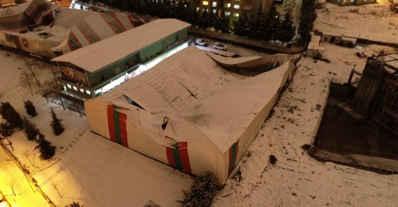 Halkalı'da bulunan halı saha kar nedeniyle çöktü