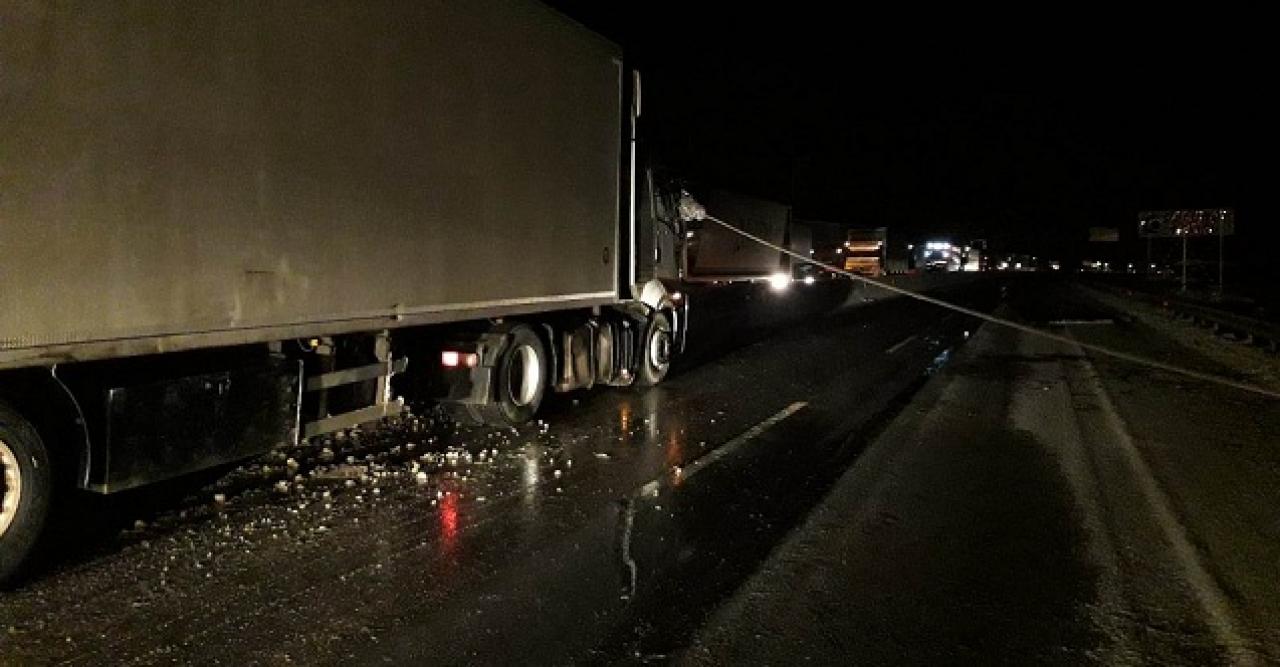 Faciaya kıl payı..Kopan yüksek gerilim hattı otobandaki TIR'ın üzerine düştü