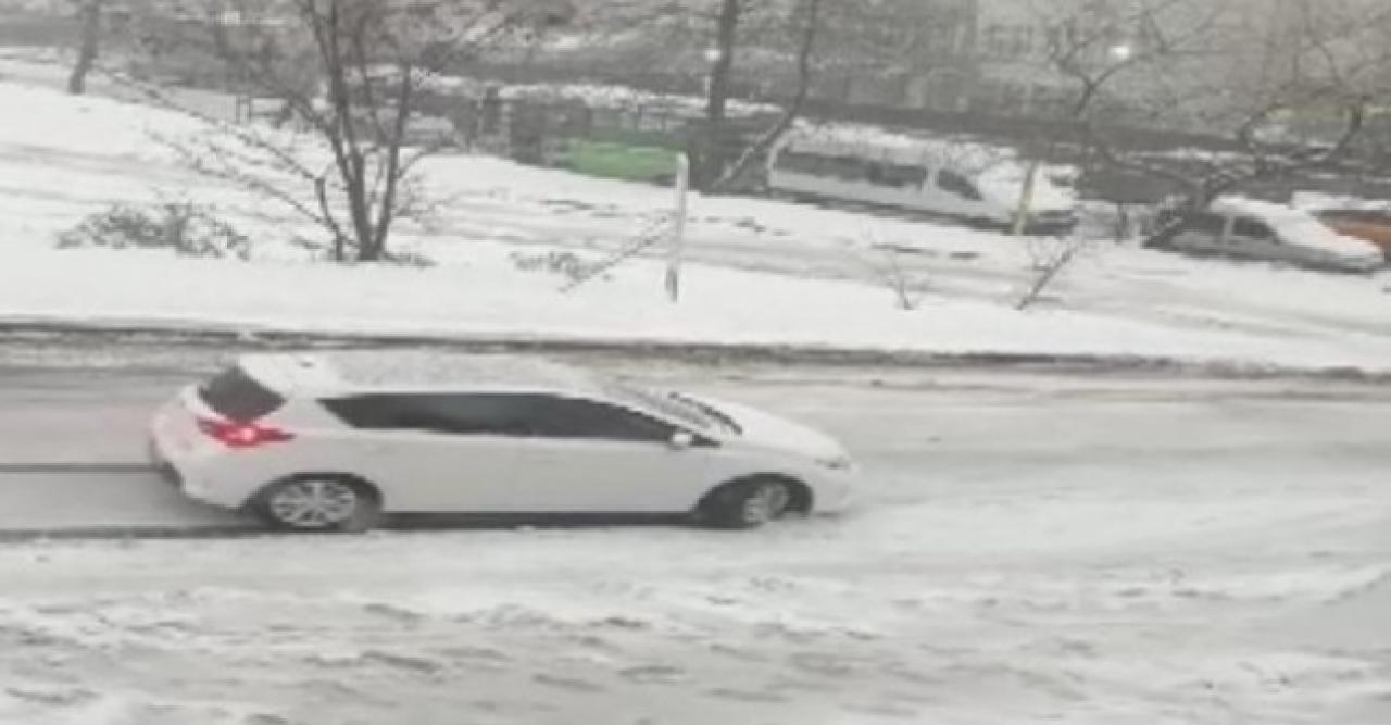 Esenyurt'ta kayan otomobilini durdurmak için aracın önüne atladı! O anlar kamerada