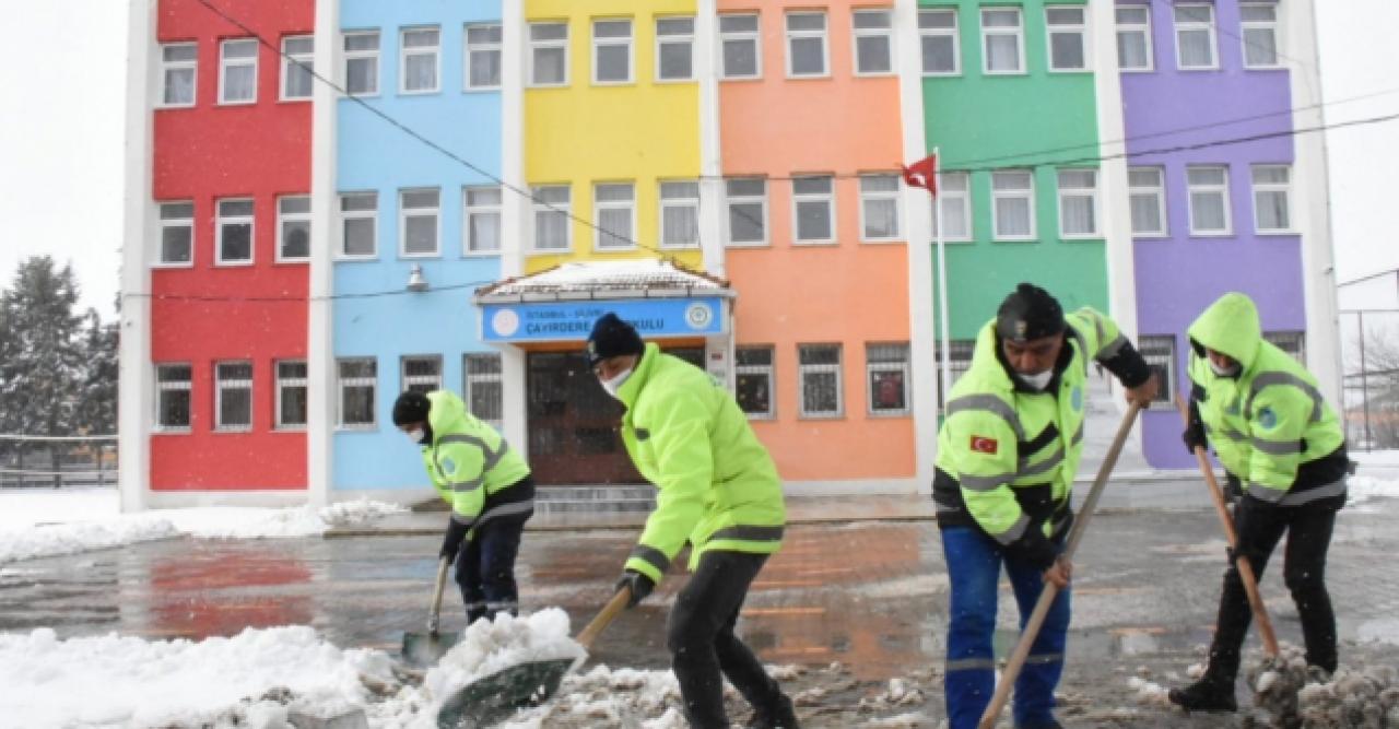 Okul bahçeleri temizlendi