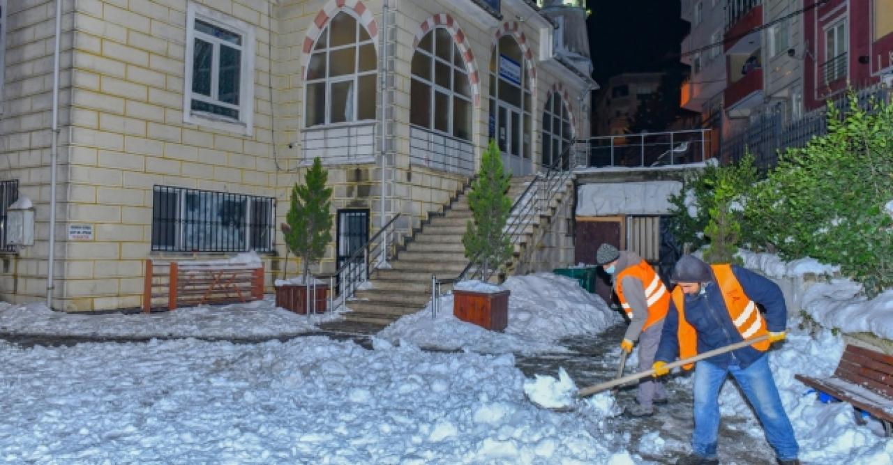 Esenyurt'ta tuzlama ve kar küreme çalışmaları sürüyor